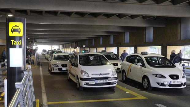 Taxistas en el aeropuerto de Sevilla