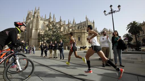 Corredores a su paso por la catedral de Sevilla