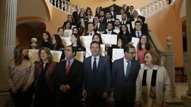 Foto con los premiados por el Ayuntamiento por sus expedientes académicos universitarios