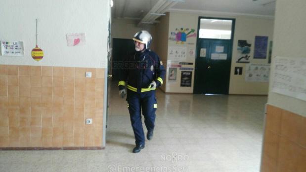 Incendio en un colegio de la calle Santiponce en Sevilla