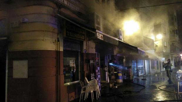 El incendio en el bar Trinidad moviliza hasta seis unidades de bomberos