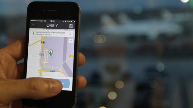 Un usuario solicita un taxi privado por Cabify