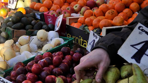 La Policía se incauta de frutas, hortalizas, cds y dvds en el mercadillo de Carmona