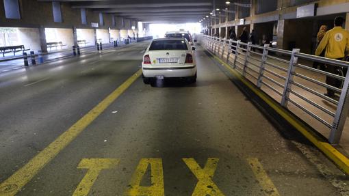 El aeropuerto de Sevilla sólo tiene taxis y autobús de línea