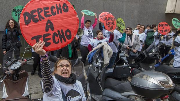 Concentración de inquilinos de Emvisesa, ayer ante la sede de la empresa publica