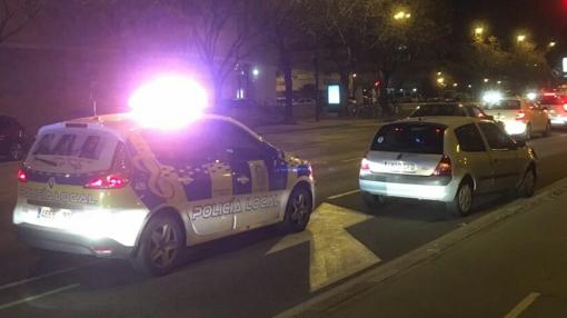 El coche que causó el choque embistió por detrás a otro en un semáforo en rojo