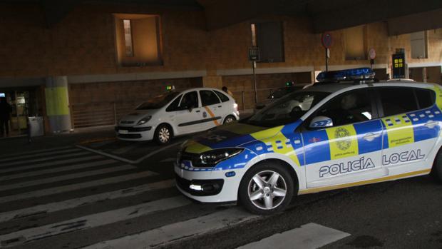 Policía Local junto a la parada de taxis del aeropuerto