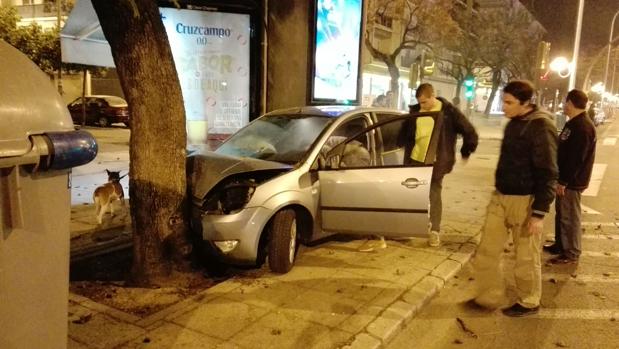 Un coche se choca contra un árbol en Eduardo Dato