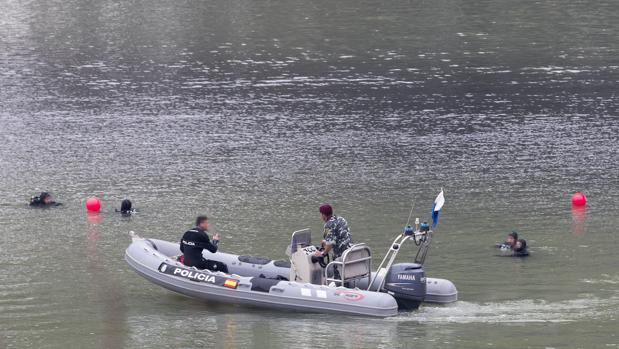 Buzos de los GEO buscando a Marta en el río