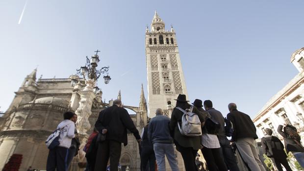 Grupo de turistas frente a la Catedral