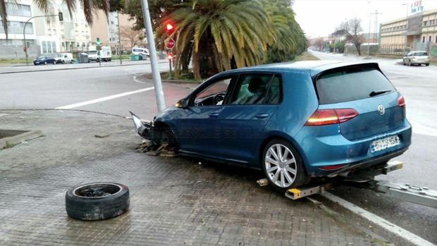 El turismo accidentado en uno de los accesos a la carretera de Andalucía