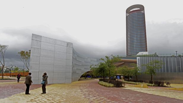 Vista exterior del nuevo edificio de CaixaForum Sevilla, junto a la Torre Sevilla