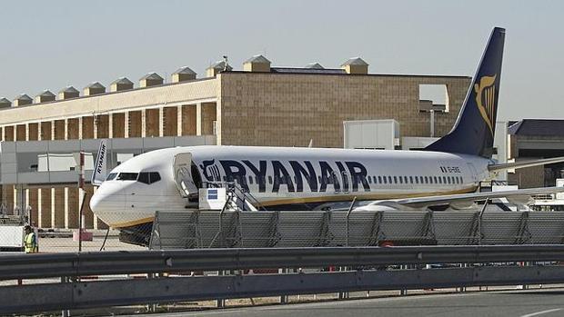 Un avión de Ryanair en el aeropuerto de San Pablo