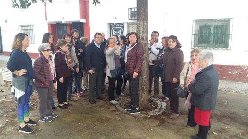 Alberto Díaz, Pía Halcón y Evelia Rincón durante su visita a la barriada