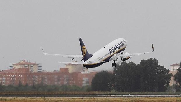 Un avión despega del aeropuerto de San Pablo