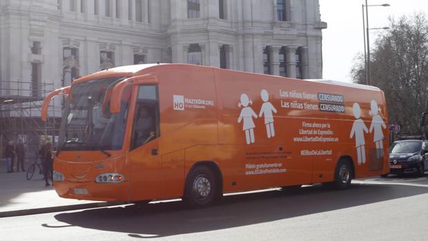 El autobús de Hazteoír, por el centro de Madrid