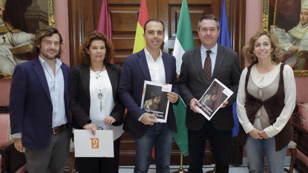 El portavoz de Ciudadanos, Javier Millán, con el alcalde, Juan Espadas, en el Ayuntamiento