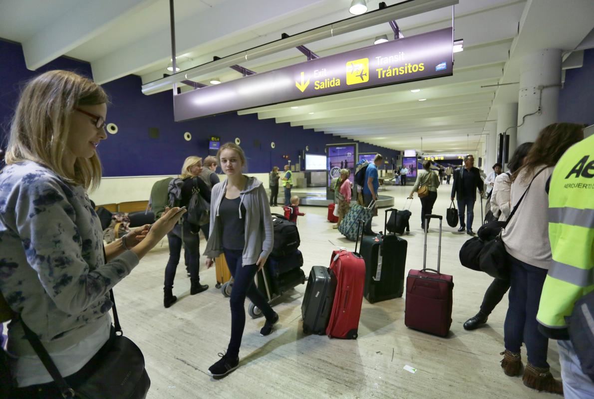 Tránsito de pasajeros en el aeródromo sevillano