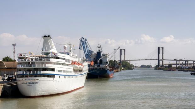 Un crucero atracado junto al puente de las Delicias