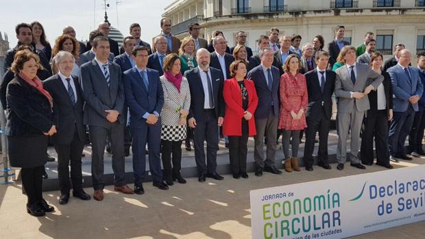 Foto de familia de representantes municipales comprometidos con la Economía Circular