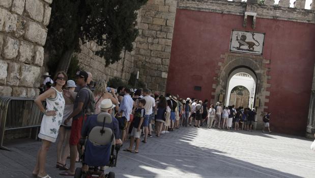 Una cola de visitantes ante el Real Alcázar de Sevilla