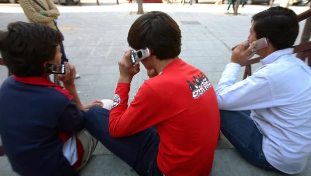 Menores usando teléfonos móviles