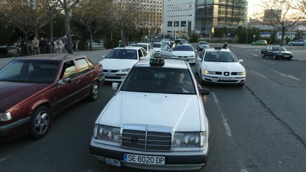 Parada de taxis en la estación de trenes de Santa Justa