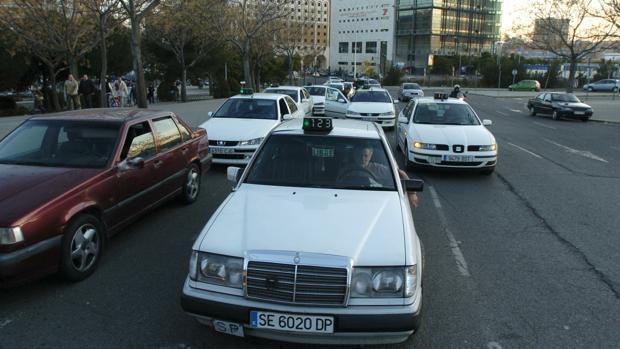 Parada de taxis en la estación de trenes de Santa Justa