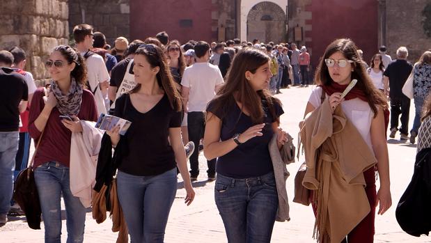 Turistas en el casco histórico de Sevilla