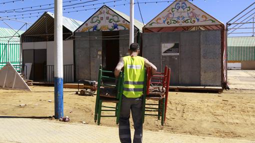 Los operarios de las casetas trasladan todos los enseres necesarios para las casetas