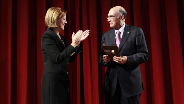 María Dolores de Cospedal entrega a Julián García Vargas el premio que reconoce su labor al frente del Ministerio de Defensa