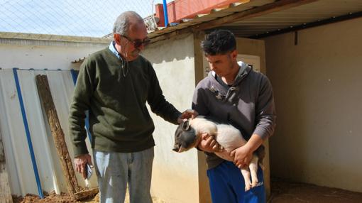 José Luis junto a un trabajador en su finca de Alcalá de Guadaira