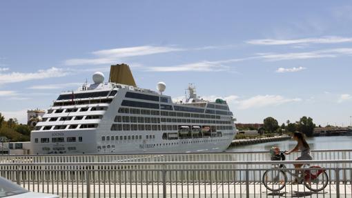 El «Adonia», atracado en Sevilla