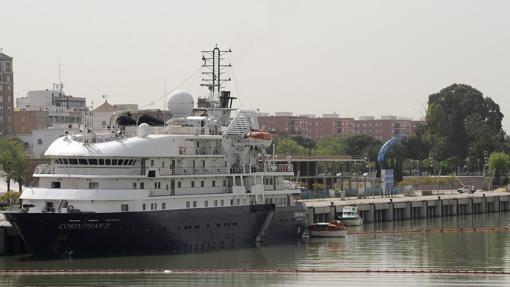 El crucero, durante una escala en Sevilla