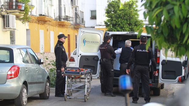 La Policía Nacional escoltando el cadáver de la mujer