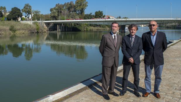 Manuel Gracia, José Fiscal y el catedrático de la US José Carlos García