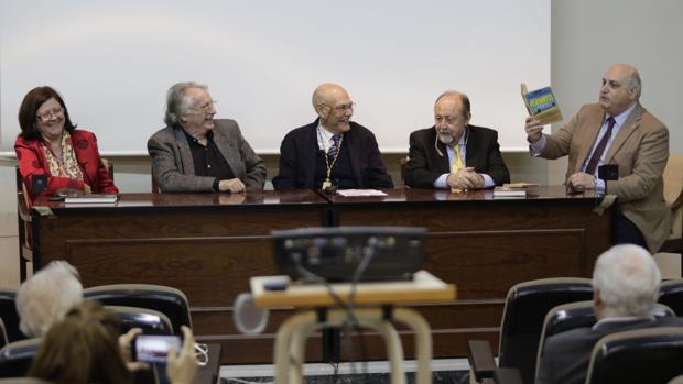 María del Carmen Montero, Alberto Vázquez Figueroa, Ignacio Gómez de Terreros, Antonio Torres y Guillermo Machuca, de izquierda a derecha, en el seminario