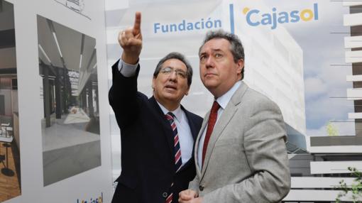 El presidente de la Fundación Cajasol, Antonio Pulido y el alcalde de Sevilla, Juan Espadas