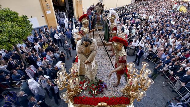 El calor, invitado al estreno del Domingo de Ramos