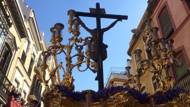 En vídeo: Así pasaba el Cristo de las Almas de Los Javieres por la Alameda