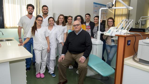 El profesor Machuca Portillo con sus alumnos de la Facultad de Odontología