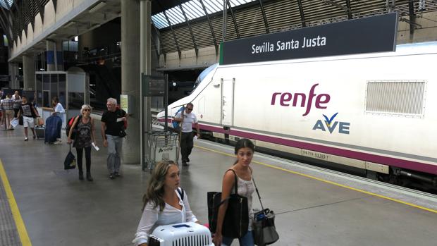 Un tren AVE, en la estación de Santa Justa de Sevilla