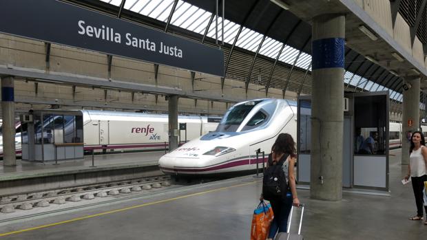 Una viajera, en la estación de Santa Justa