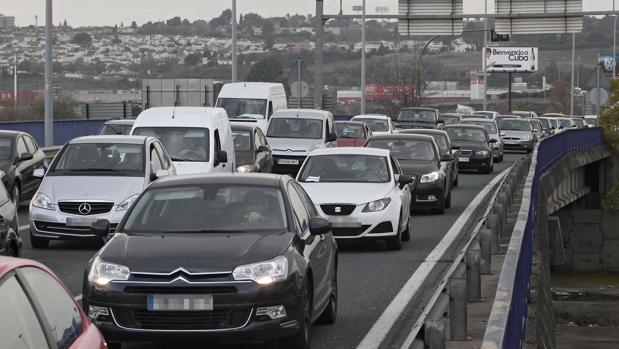 Los atascos en el acceso a Sevilla desde la A-49 son habituales