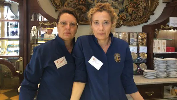 Dolores Martínez e Isabel Arenas, trabajadoras de la confitería La Campana