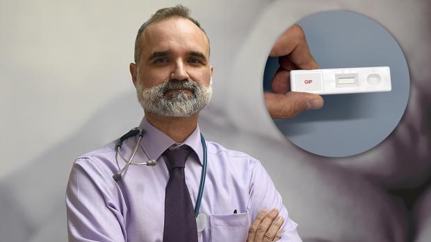 El doctor Alfonso Rodríguez Herrera, junto a un detalle del kit que hace el test de gluten en orina