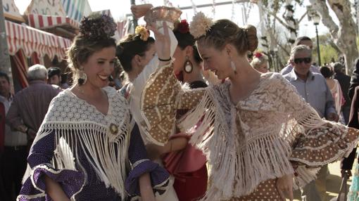 Un grupo de jóvenes bailan en la Feria