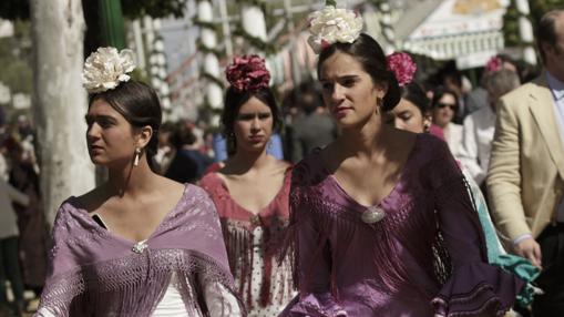 Un grupo de flamencas paseando por la Feria