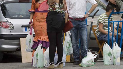 Botellona en una calle aledaña a la Feria