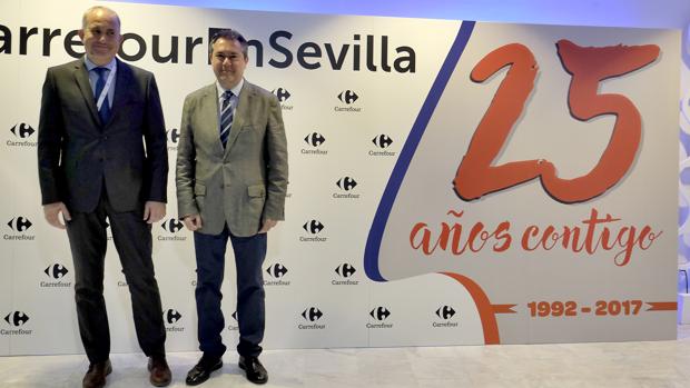 El director regional de Carrefor en Andalucía, Gaspar Noguera, y el alcalde de Sevilla, Juan Espadas